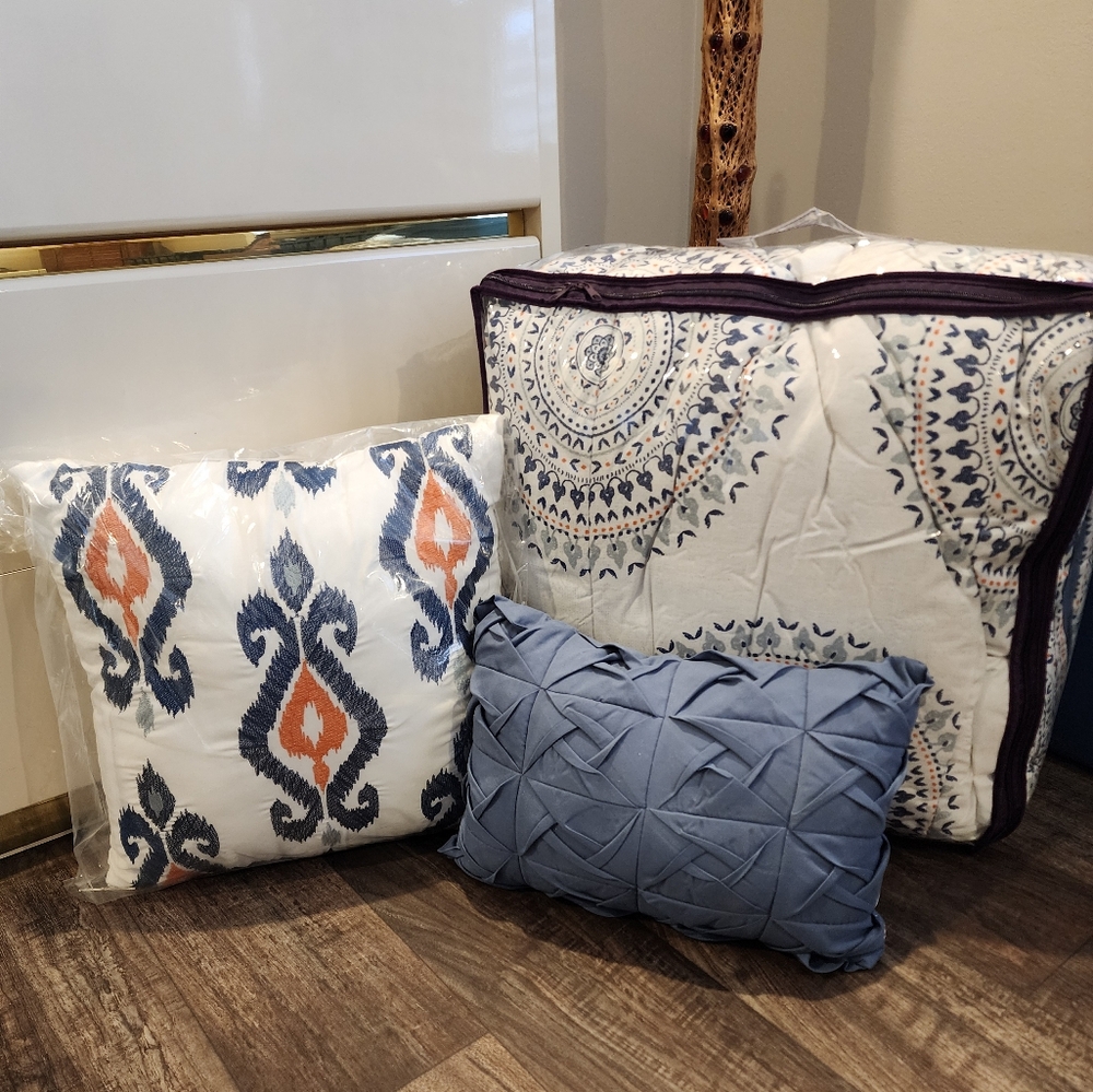 Full/Queen Comforter with 2 pairs of shams, bedskirt, and 2 accents pillows